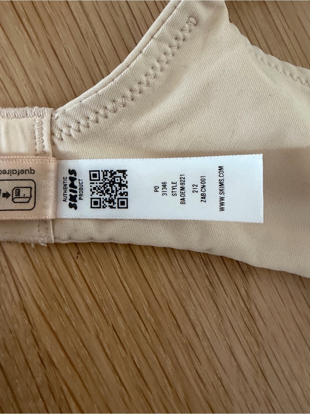 SKIMS “Fits Everybody” T-Shirt Bras -  “Onyx”(black) “Clay”(tan) “Sand”(nude) - Picture 5 of 12